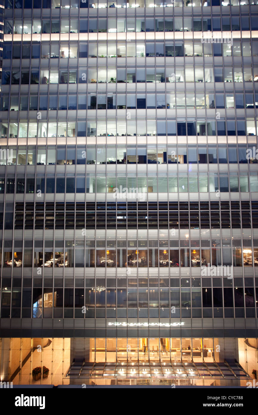 Windows di ufficio moderno edificio di notte,shanghai Foto Stock