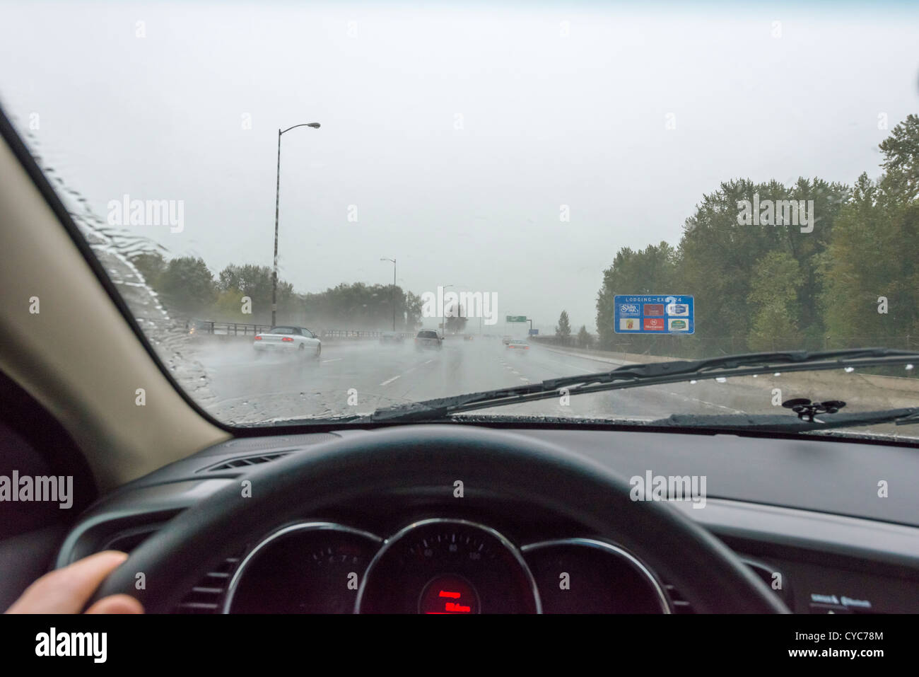 La guida su un interstate sotto una pioggia torrenziale, nello stato di Washington, USA Foto Stock