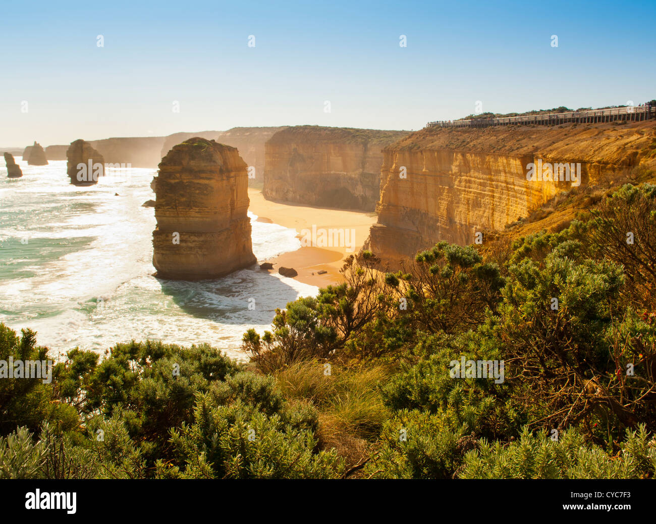 Dodici Apostoli, famoso punto di riferimento lungo la Great Ocean Road, Australia Foto Stock