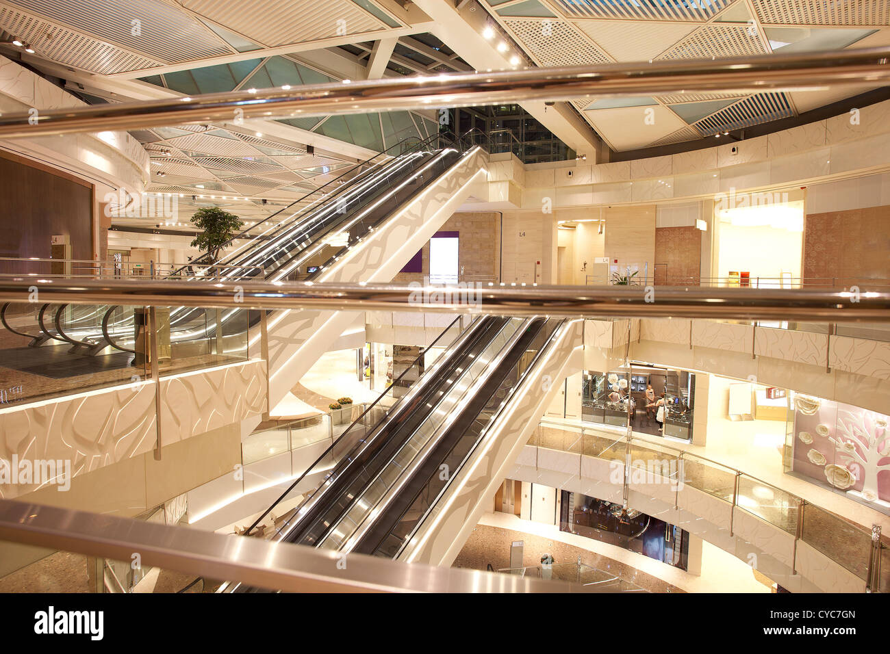 Escalator nel centro commerciale per lo shopping, lujiazui zona di Shanghai Foto Stock