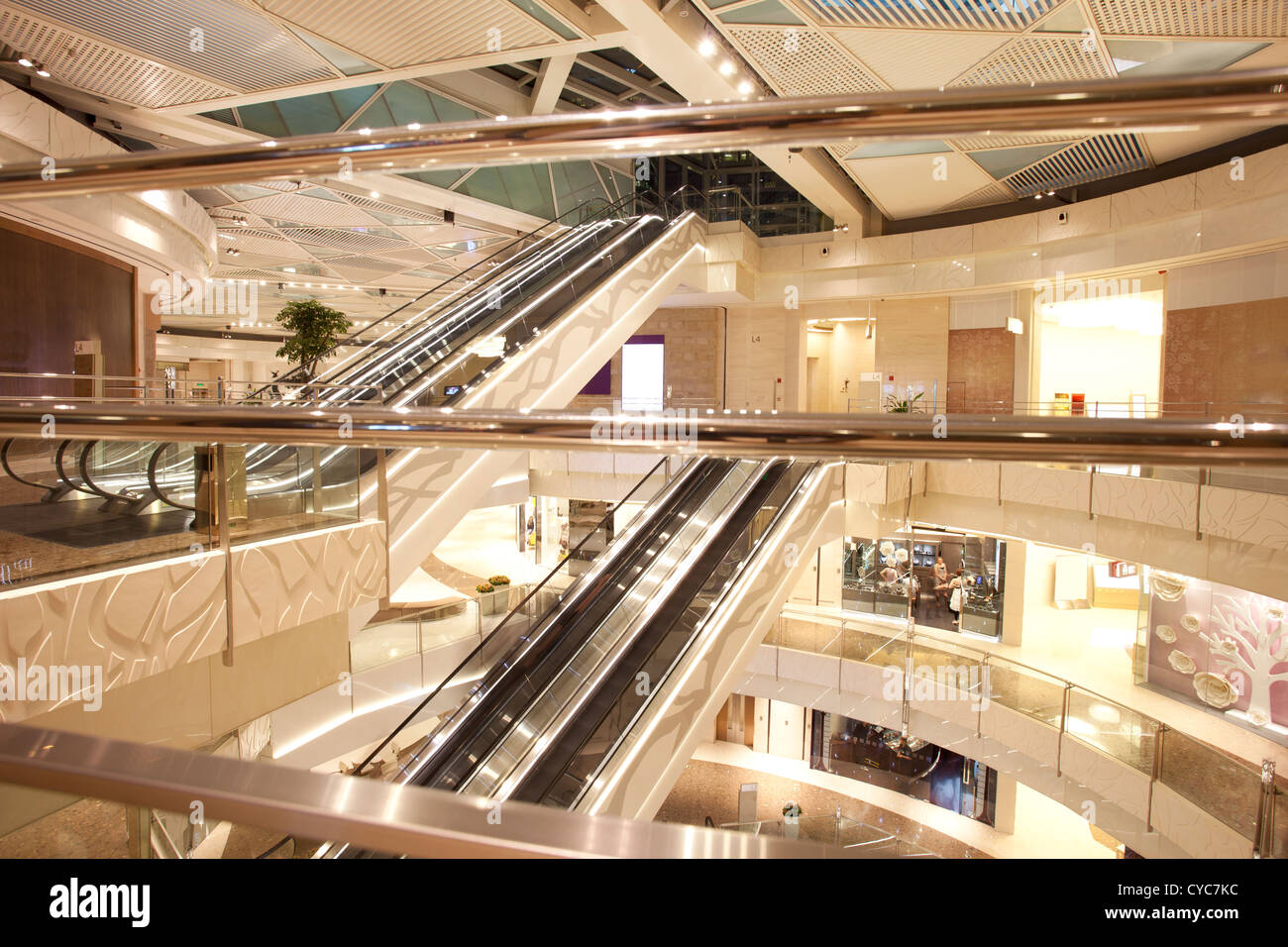 Escalator nel centro commerciale per lo shopping, lujiazui zona di Shanghai Foto Stock