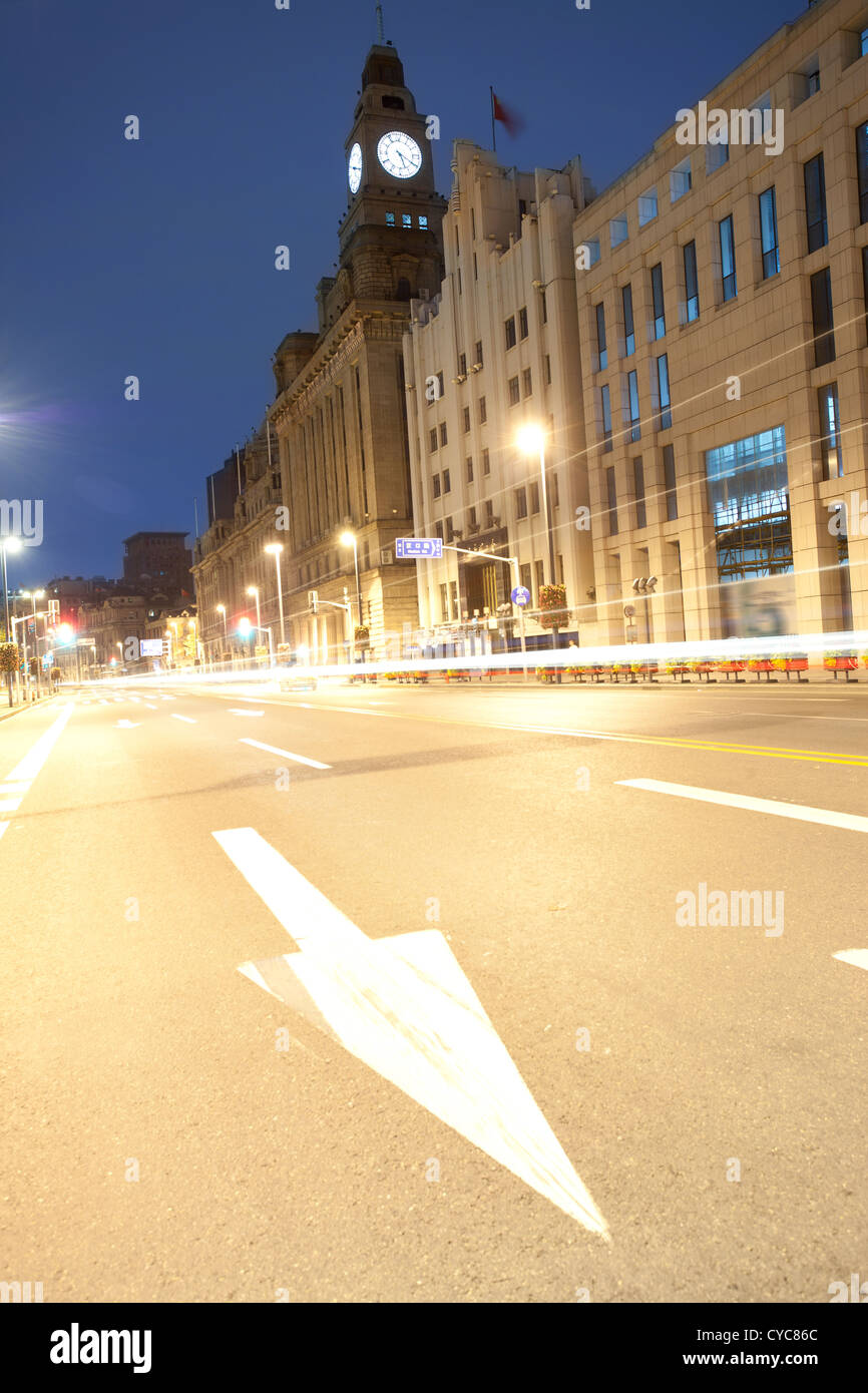 Vista notturna di Shanghai bund con lampada Auto Track Foto Stock