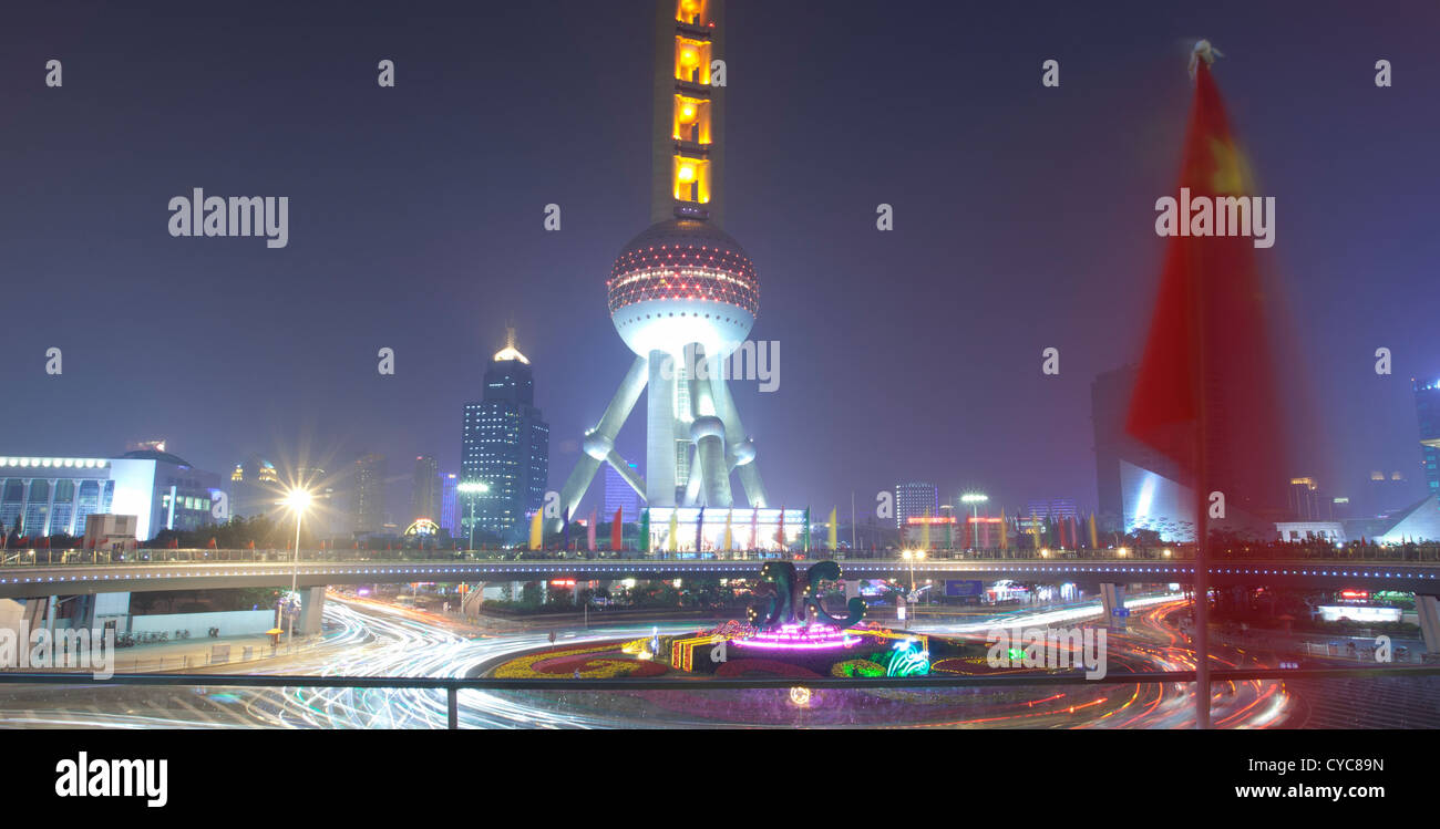 Oriental pera torre di notte,Shanghai in Cina Foto Stock