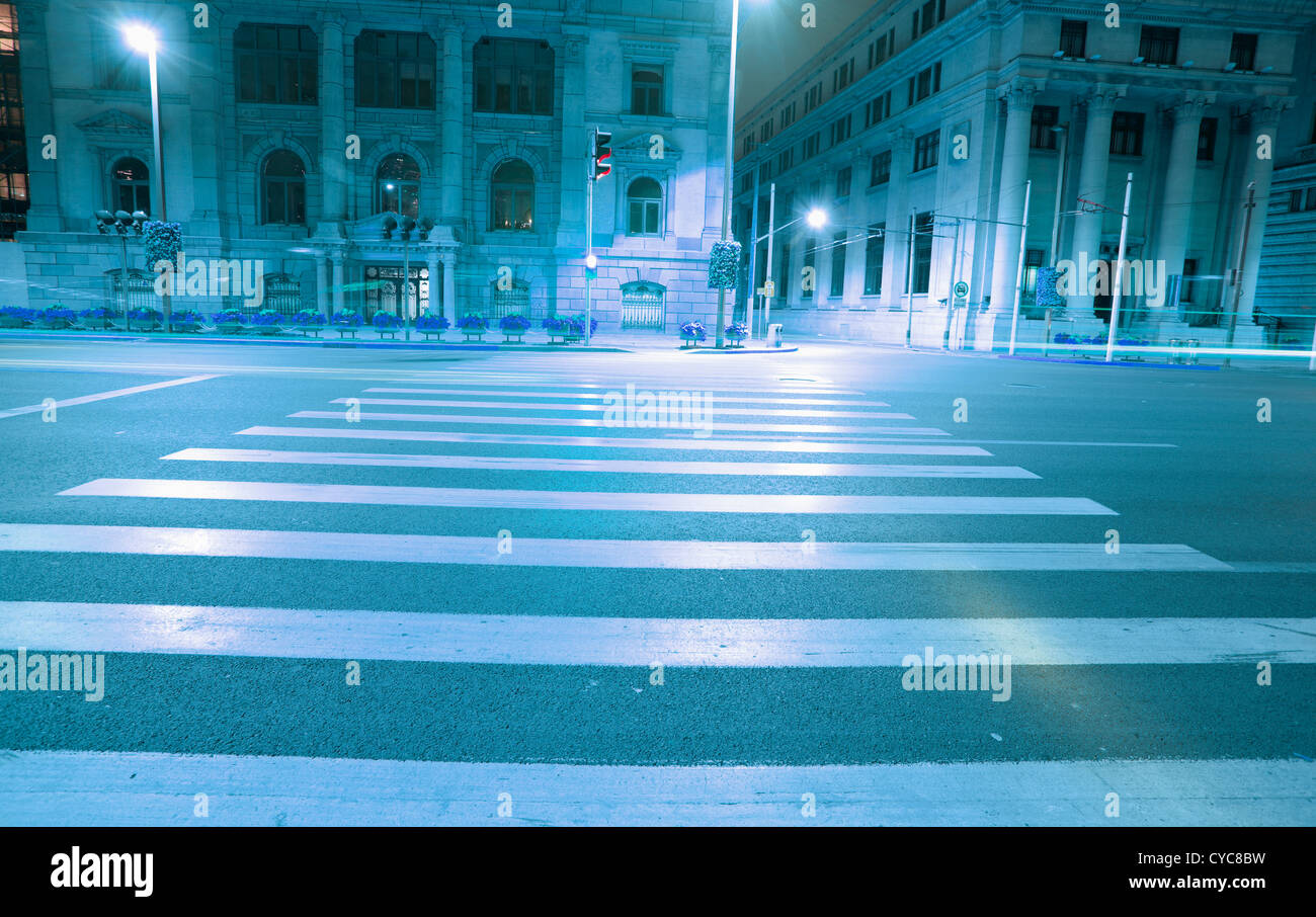 Vista notturna di Shanghai bund con lampada Auto Track Foto Stock