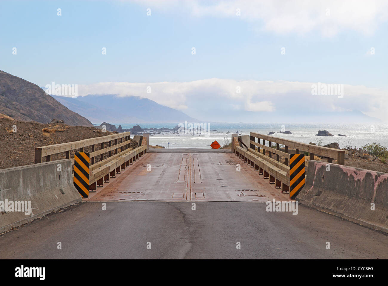Vista di un ponte sulla strada Mattole come teste verso la spiaggia rocciosa sul perso costa della California Foto Stock