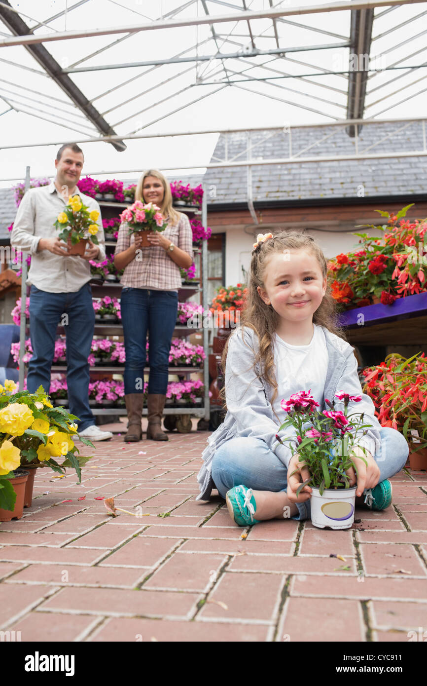 La famiglia felice azienda fiori invasati Foto Stock