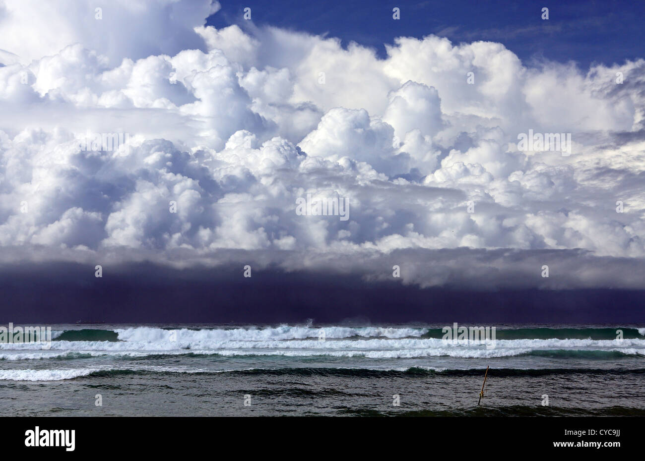 Monsoon Spesse nuvole temporalesche avvicinandosi alla costa vicino a Koggala nello Sri Lanka Foto Stock