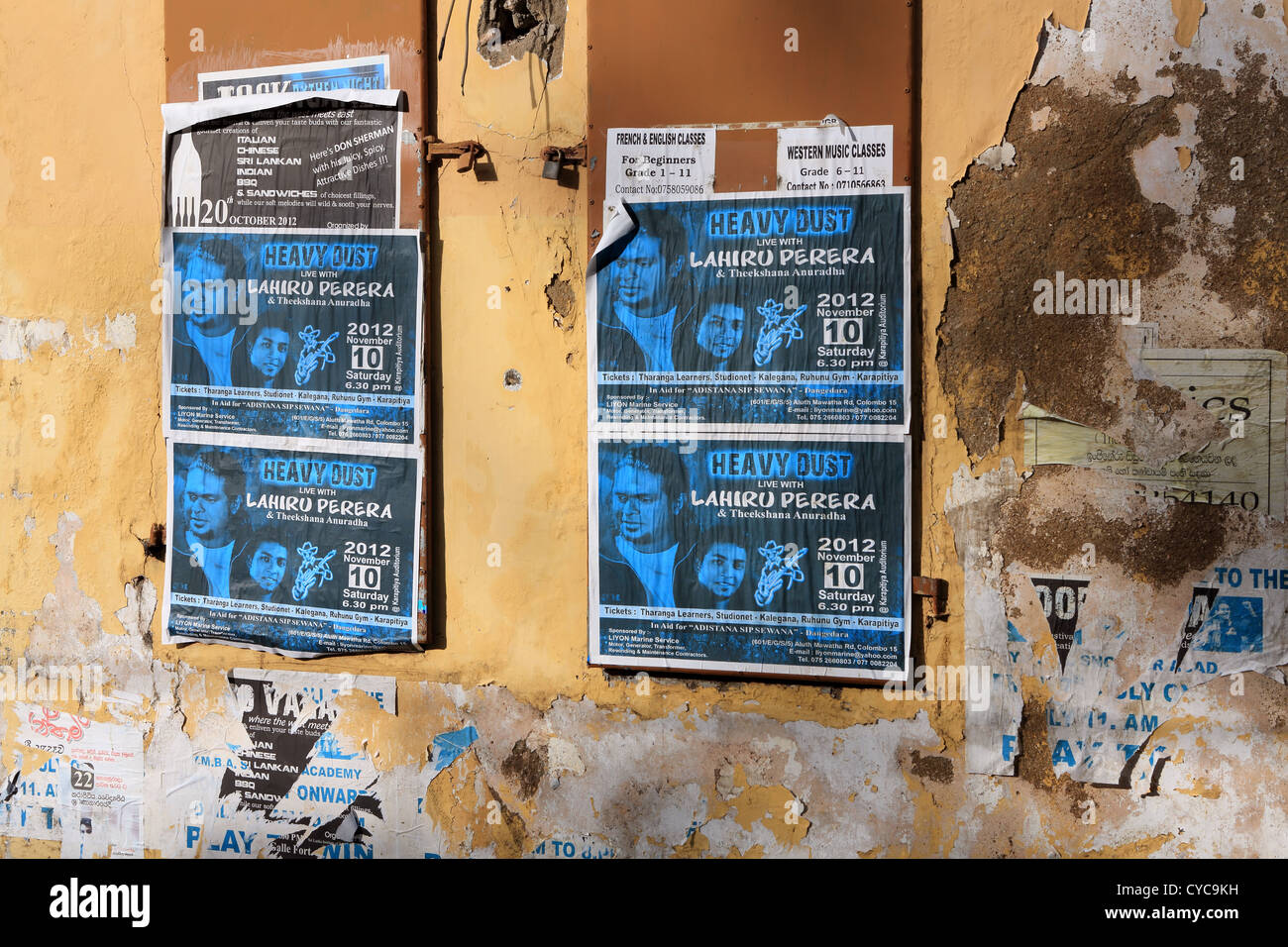 Manifesti pubblicitari incollato sulla parete interna Forte Galle, Sri Lanka. Foto Stock