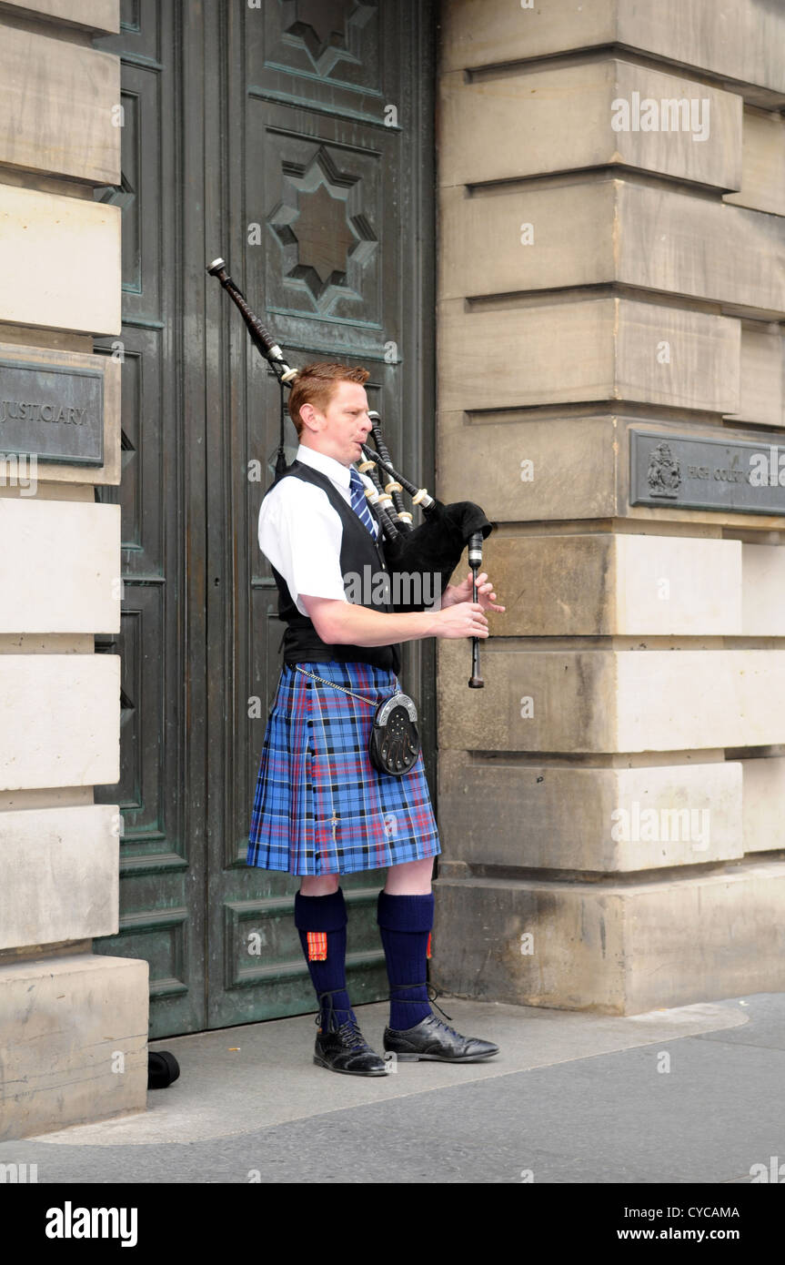Bagpiper giocando nel centro di Edimburgo, Scozia Foto Stock