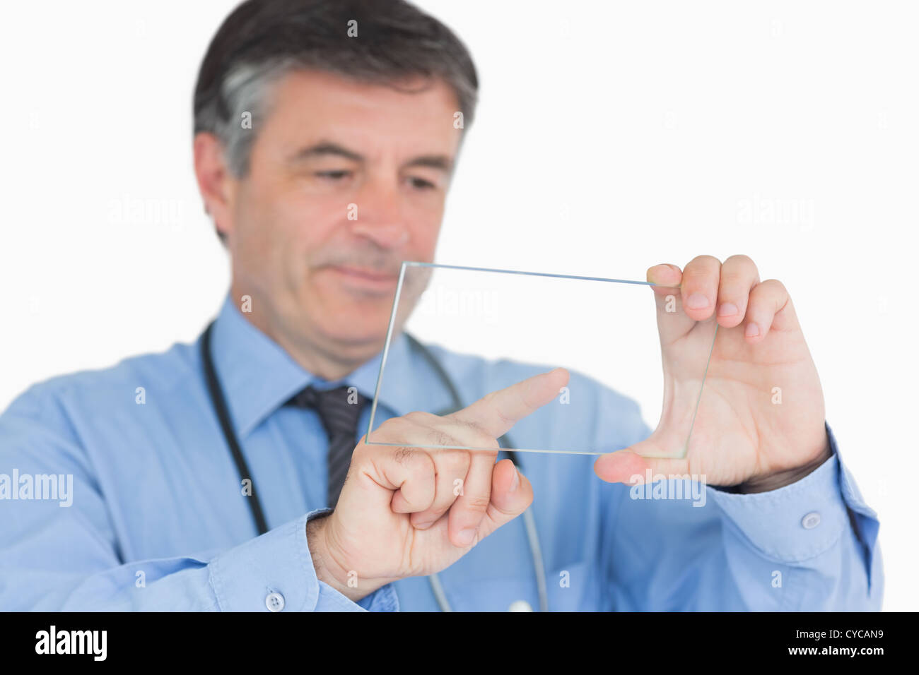 Medico di toccare sul pannello trasparente Foto Stock