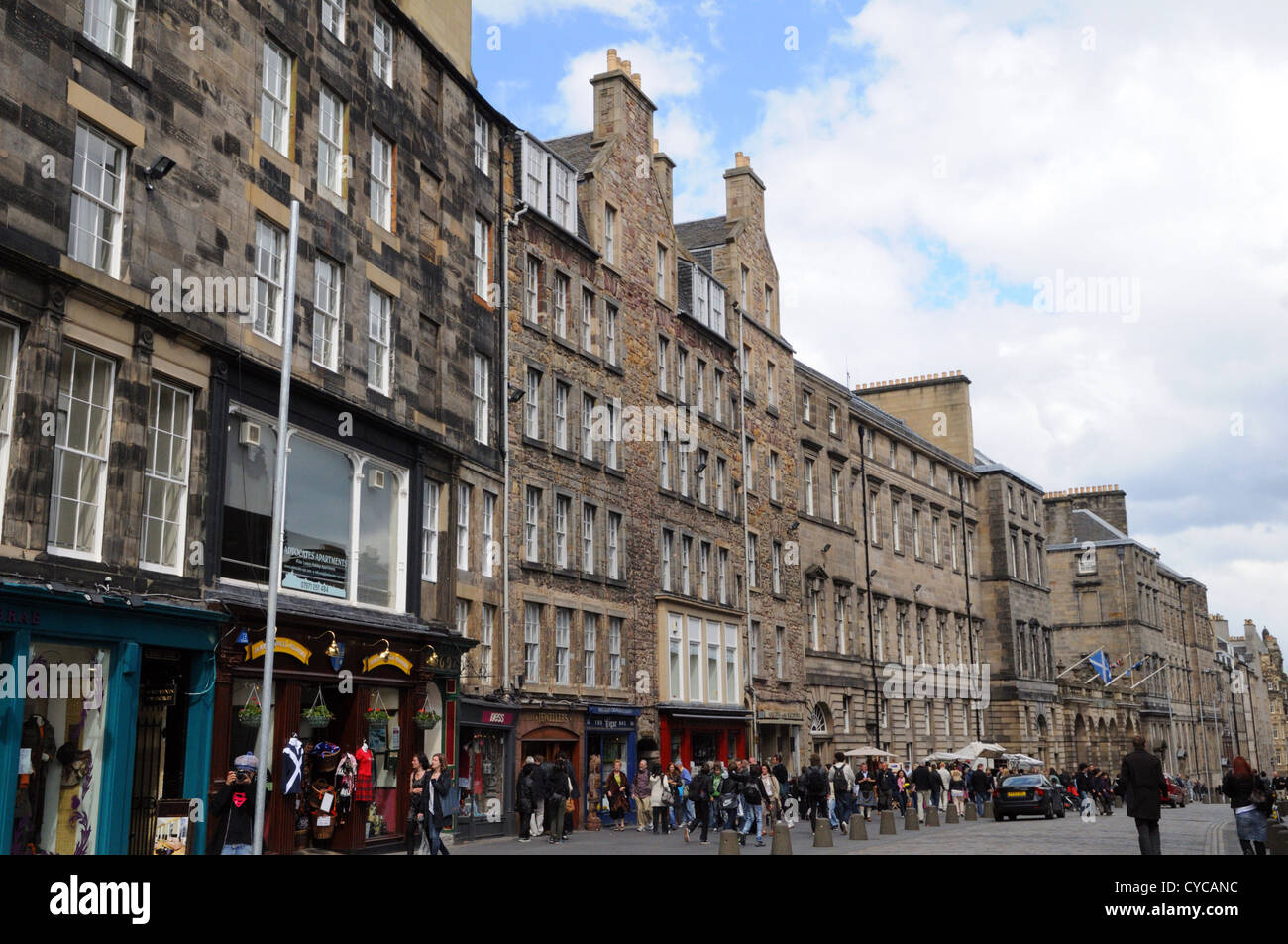 I turisti che sono lo shopping nel pittoresco high street, Edimburgo, Scozia, europa Foto Stock