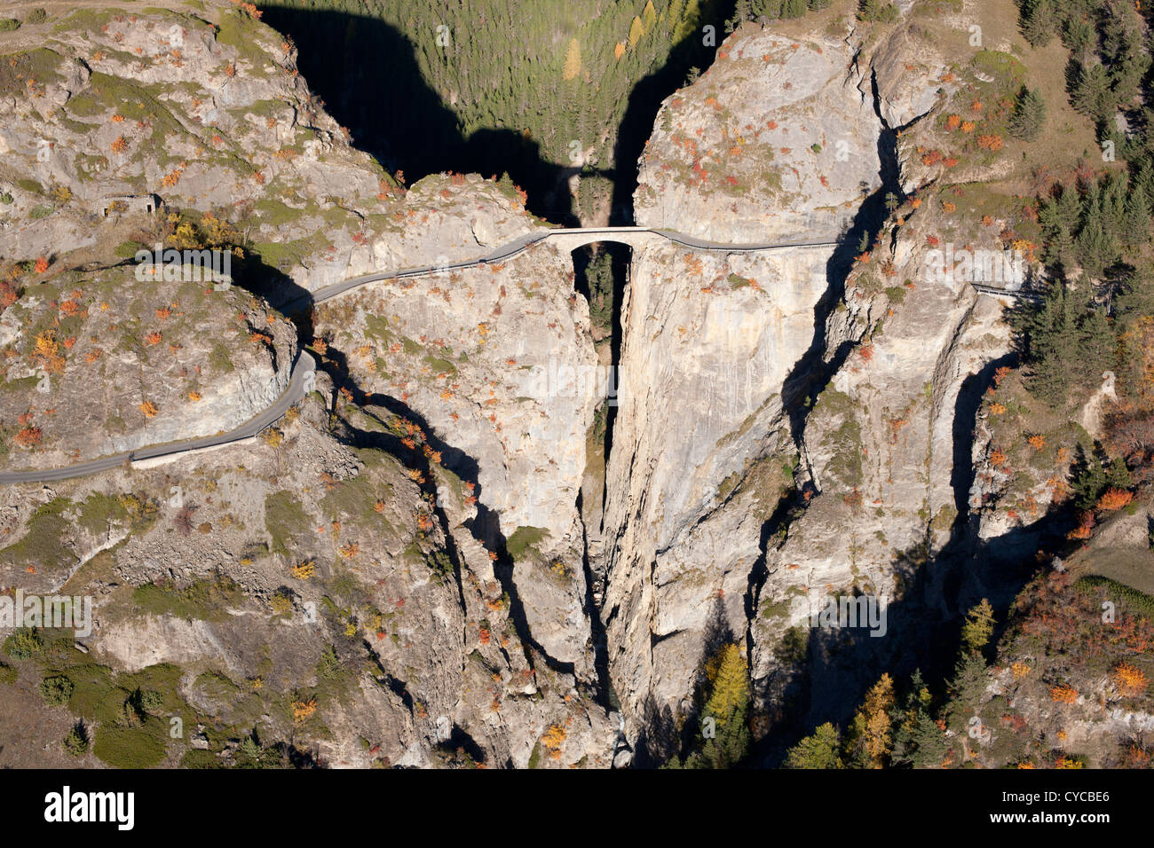 VISTA AEREA. Costruito nel 1882, lo storico Ponte di Châtelet sorge a 108 metri sopra il fiume Ubaye. Saint-Paul-sur-Ubaye, Francia. Foto Stock