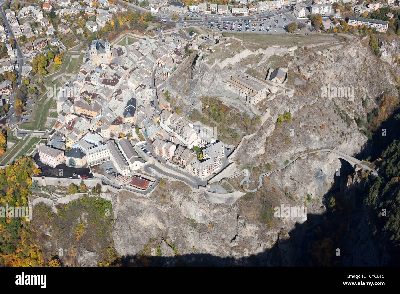 VISTA AEREA. La città vecchia di Briancon su uno sperone roccioso con le sue fortificazioni costruite da Vauban. Asfeld Bridge in basso a destra. Hautes-Alpes, Francia. Foto Stock