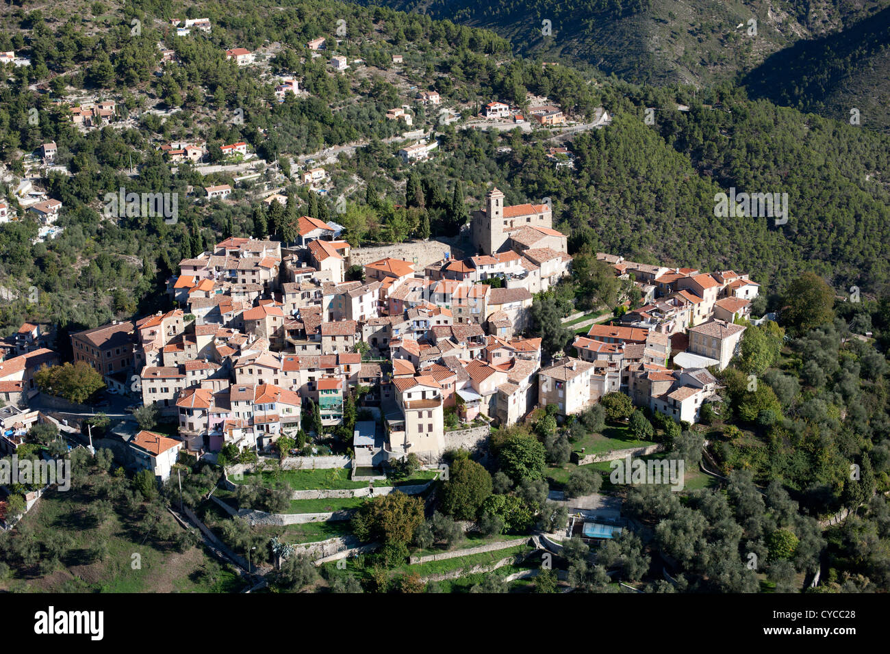 VISTA AEREA. Arroccato borgo medievale di Coaraze. L'entroterra della Costa Azzurra, Francia. Foto Stock