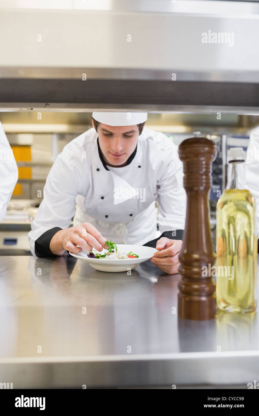 Lo Chef terminando il suo insalata Foto Stock