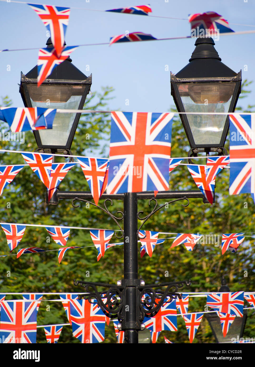 Unione bandiere, bunting e lanterne - St Ebbes Street, Oxford 3 Foto Stock