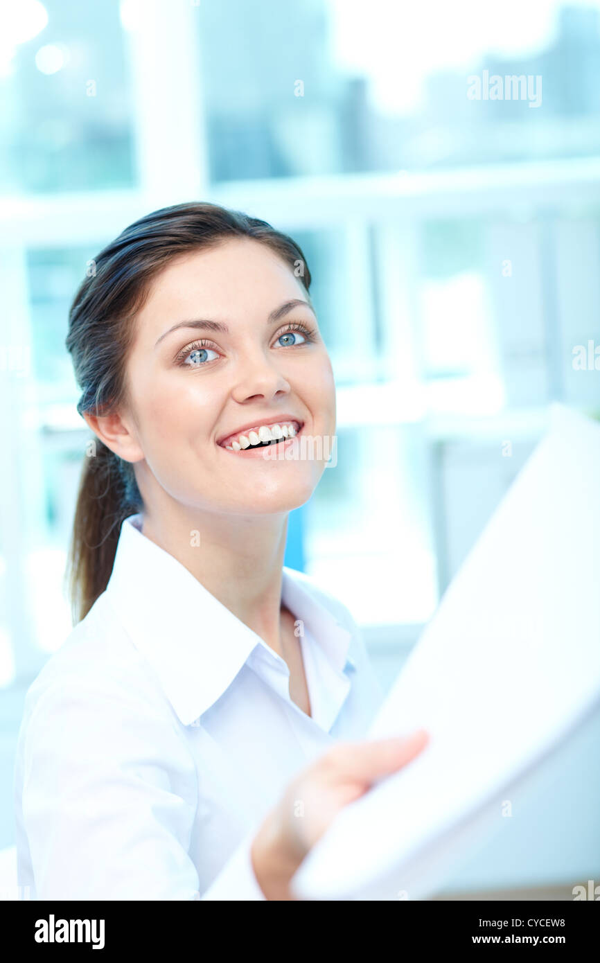 Ritratto di giovane donna di dare applicazione al conduttore Foto Stock