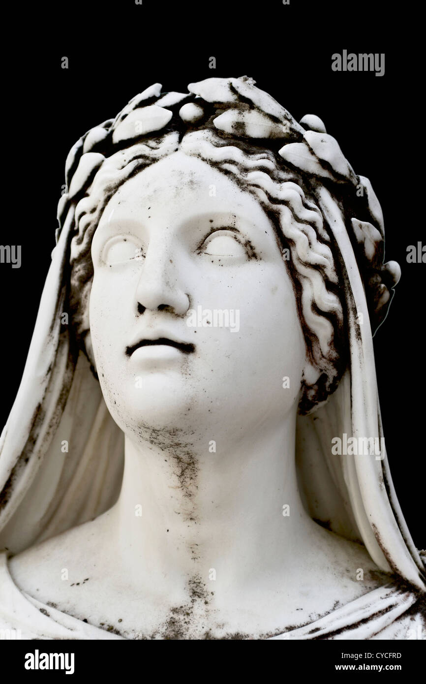 Antica statua che mostra un mitico greca Musa. La statua si trova presso il palazzo Achilleion a Corfù, in Grecia Foto Stock