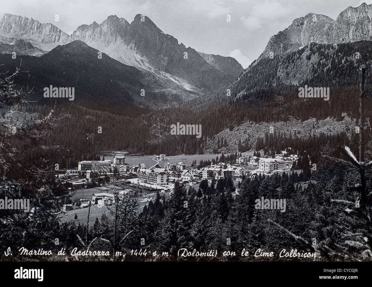 Una vista di San Martino di Castrozza in una vecchia cartolina Foto Stock