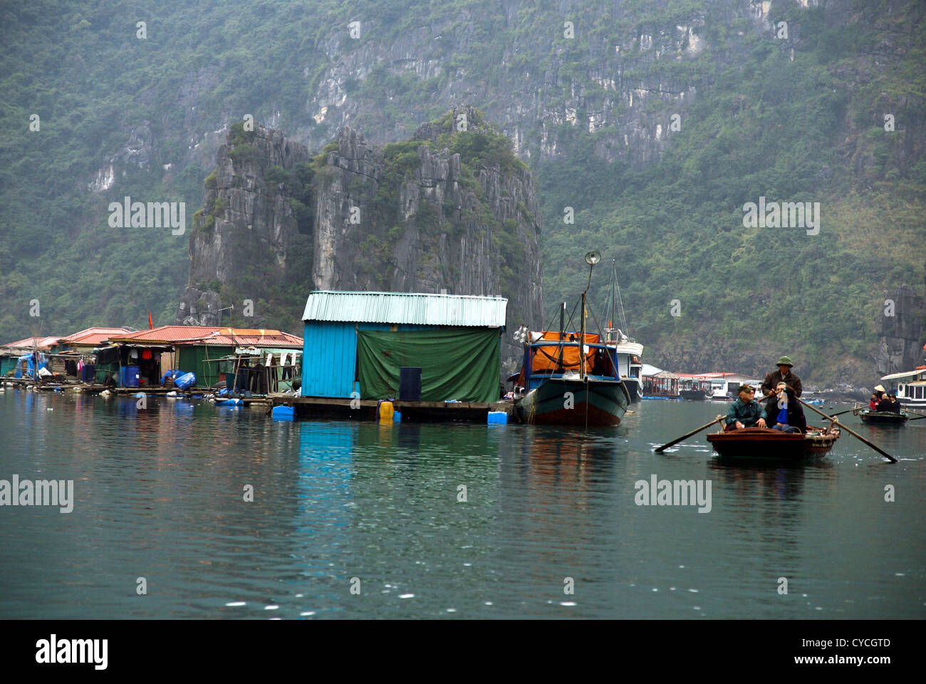 Il Vietnam, Baia di Halong flottante villaggio di pesca Foto Stock