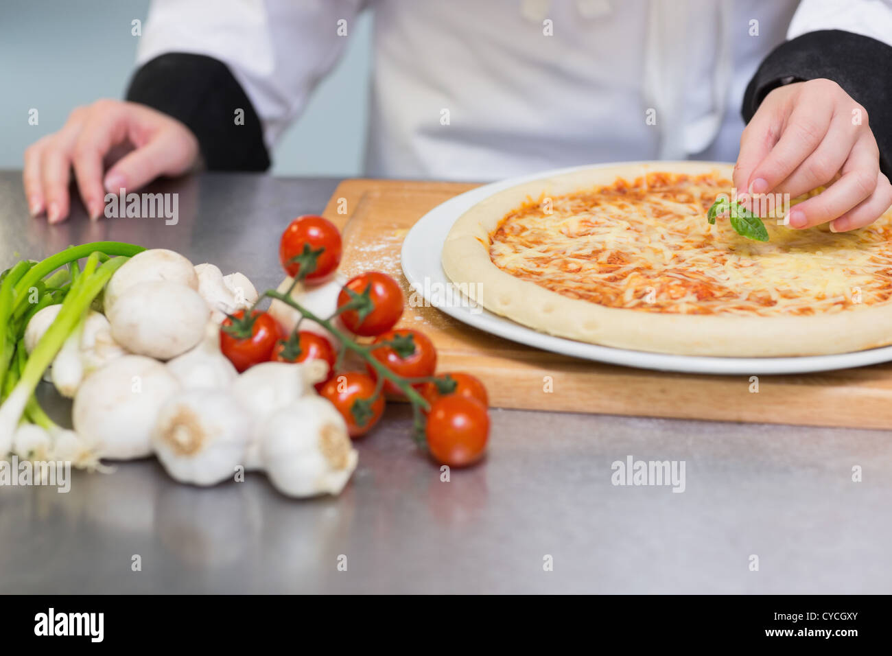 La Pizza è guarnito Foto Stock