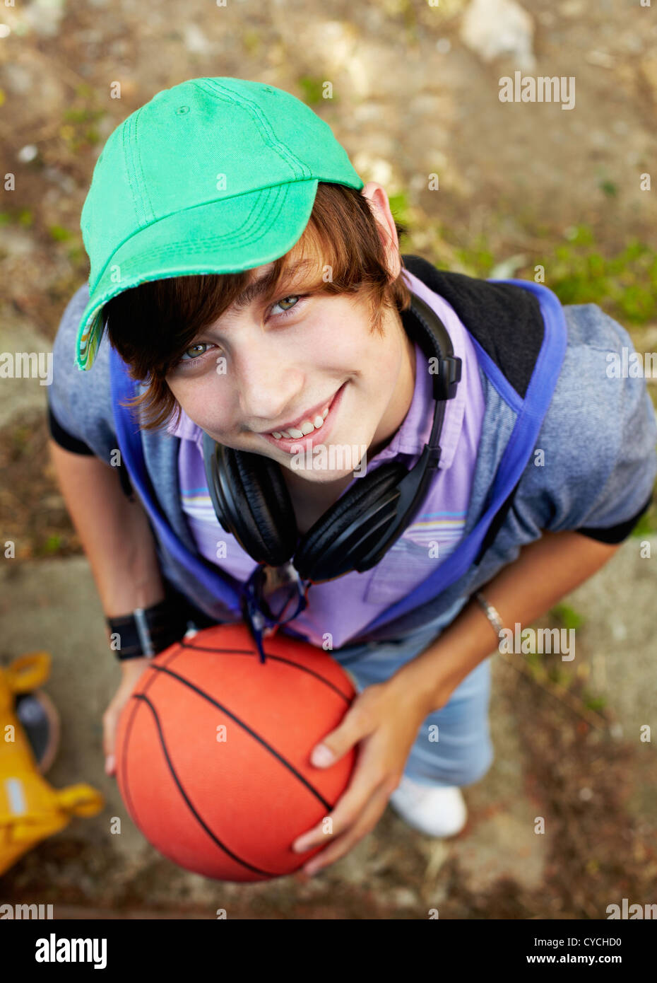 Ritratto di felice ragazzo con sfera guardando la telecamera nel parco Foto Stock
