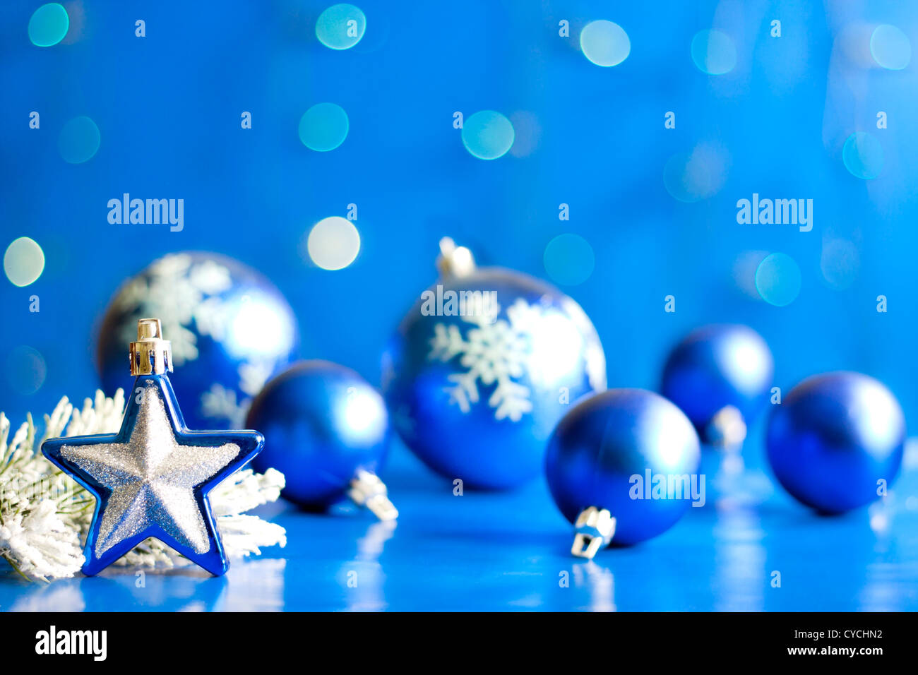 Stella di Natale closeup e baubles blu su sfondo sfocato Foto Stock