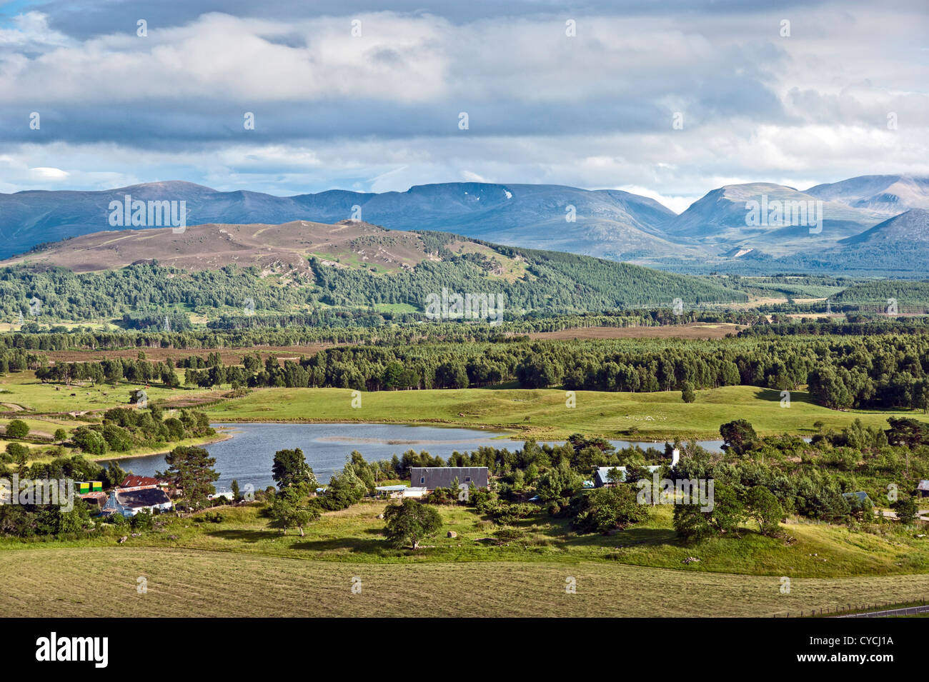 Cairn Gorm mountain (sinistra) e Speyside visto dal di sopra Avielochan a nord di Aviemore Highland Scozia Scotland Foto Stock