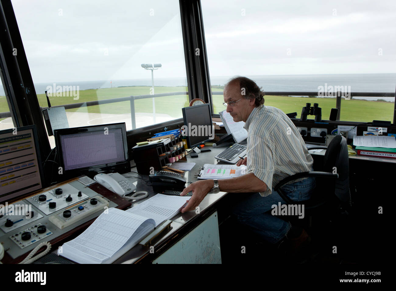 Un controllore del traffico aereo nella torre a Isole Scilly Airport, St Mary, Scilly Foto Stock