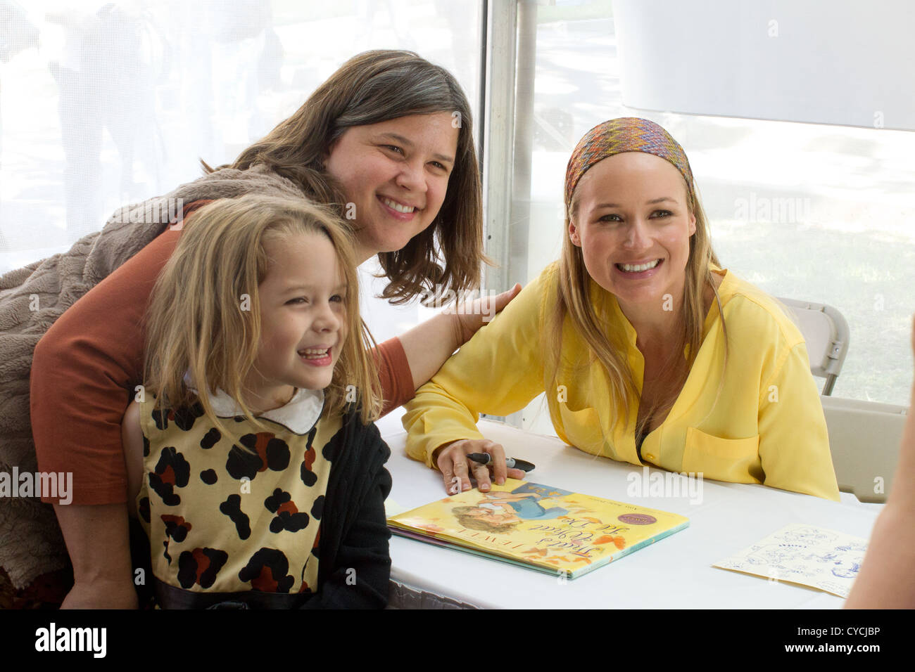 Il cantante e autore gioiello pone con ventole mentre firma copie del suo libro per bambini al Texas Book Festival di Austin. Foto Stock