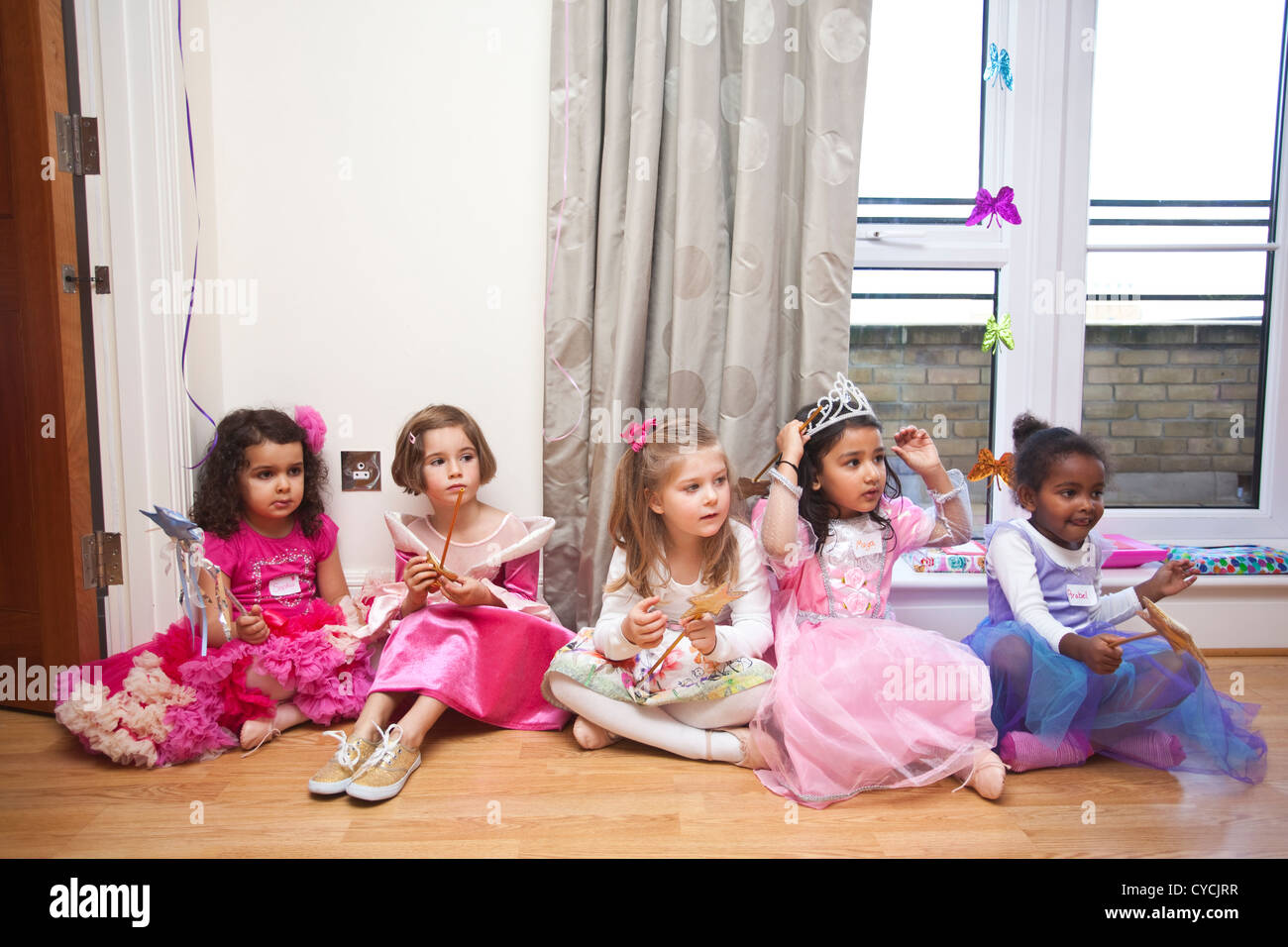 5 anno di età ragazze festa di compleanno tutti vestiti come in abiti di  festa Foto stock - Alamy