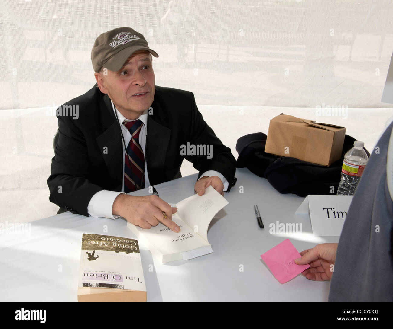 Texas scrittore Tim O'Brien segni le copie del suo libro per una ventola al Texas Book Festival di Austin Foto Stock