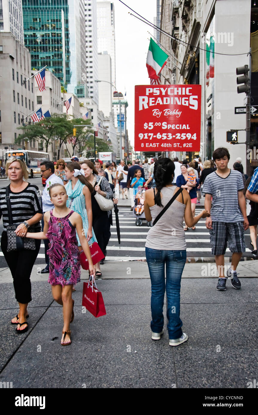 Donna che mantiene un segno pubblicità per lettura psichica sulla Quinta Avenue - New York City, Stati Uniti d'America Foto Stock