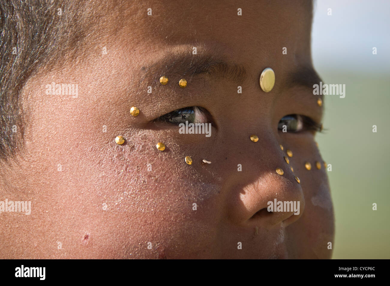 Close up di un nomade Kid, Irkestan pass, Kirghizistan Foto Stock