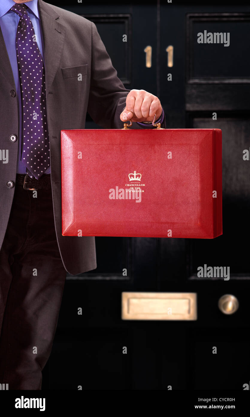 Il cancelliere dello scacchiere britannico tenendo premuto fino alla famosa red box/scatola di bilancio tenendo il suo discorso budget sul bilancio giorno a Londra Foto Stock