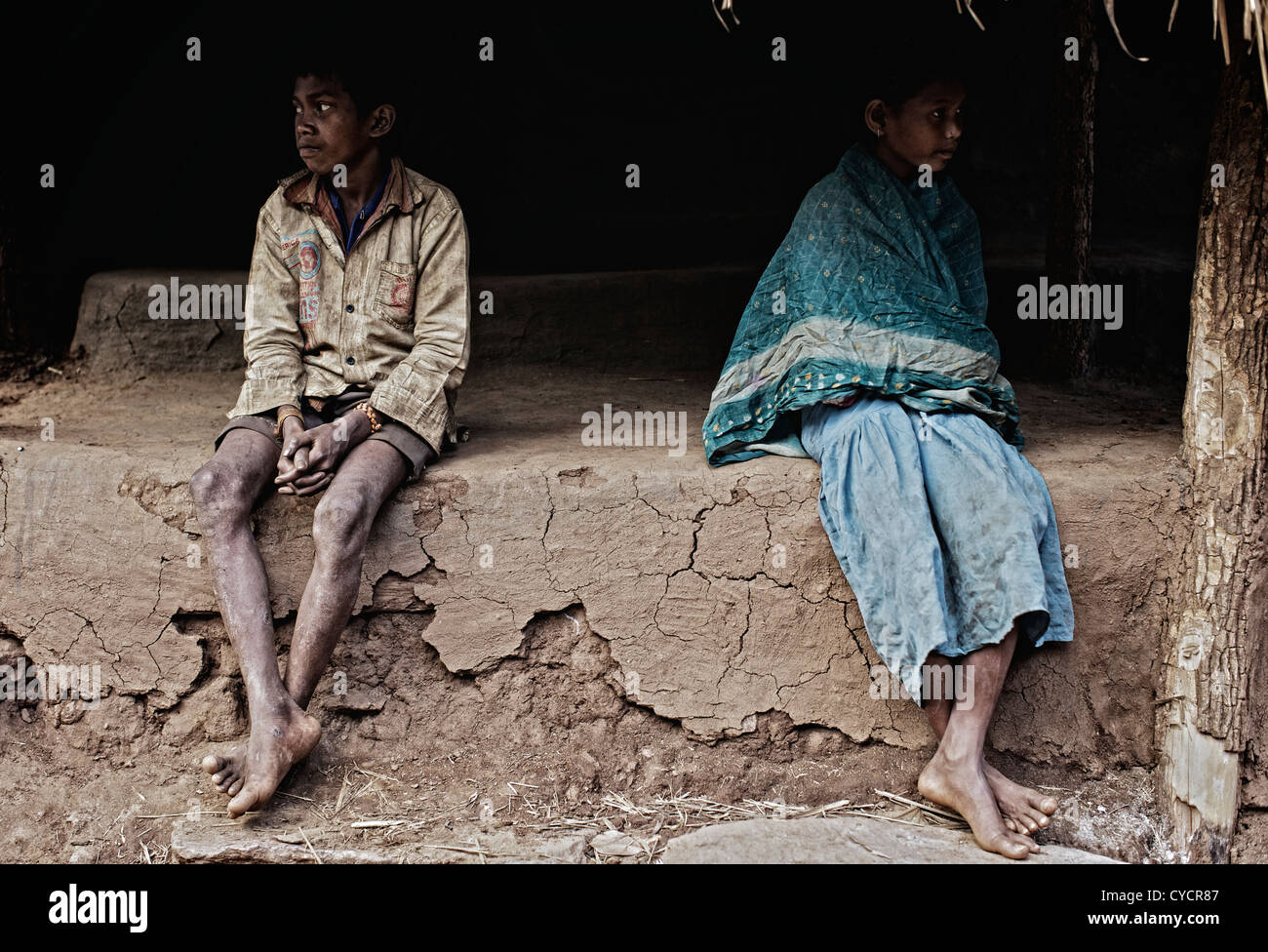 Tribale giovane ragazzo e ragazza seduta insieme sotto una capanna. Foto Stock