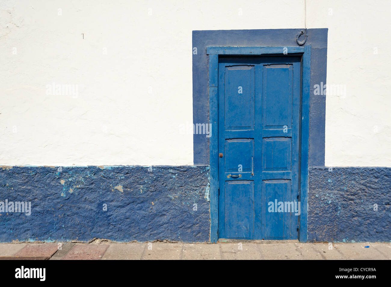 Tradizionali colori bianco e blu dipinto di edifici a Puerto de las Nieves Gran Canaria Isole Canarie Spagna Foto Stock