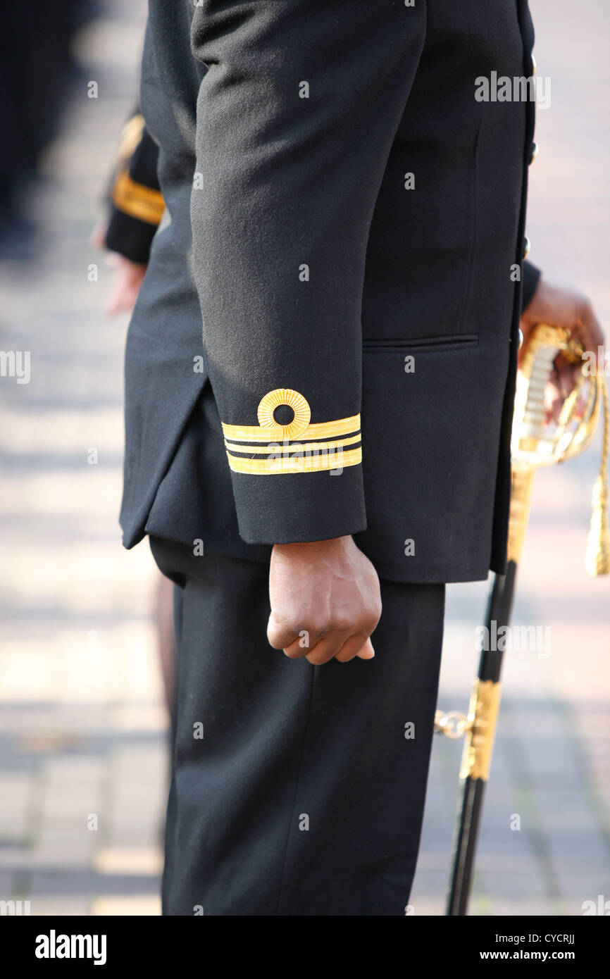 Manicotto insegne dettagli su una base navale uniforme. Foto Stock