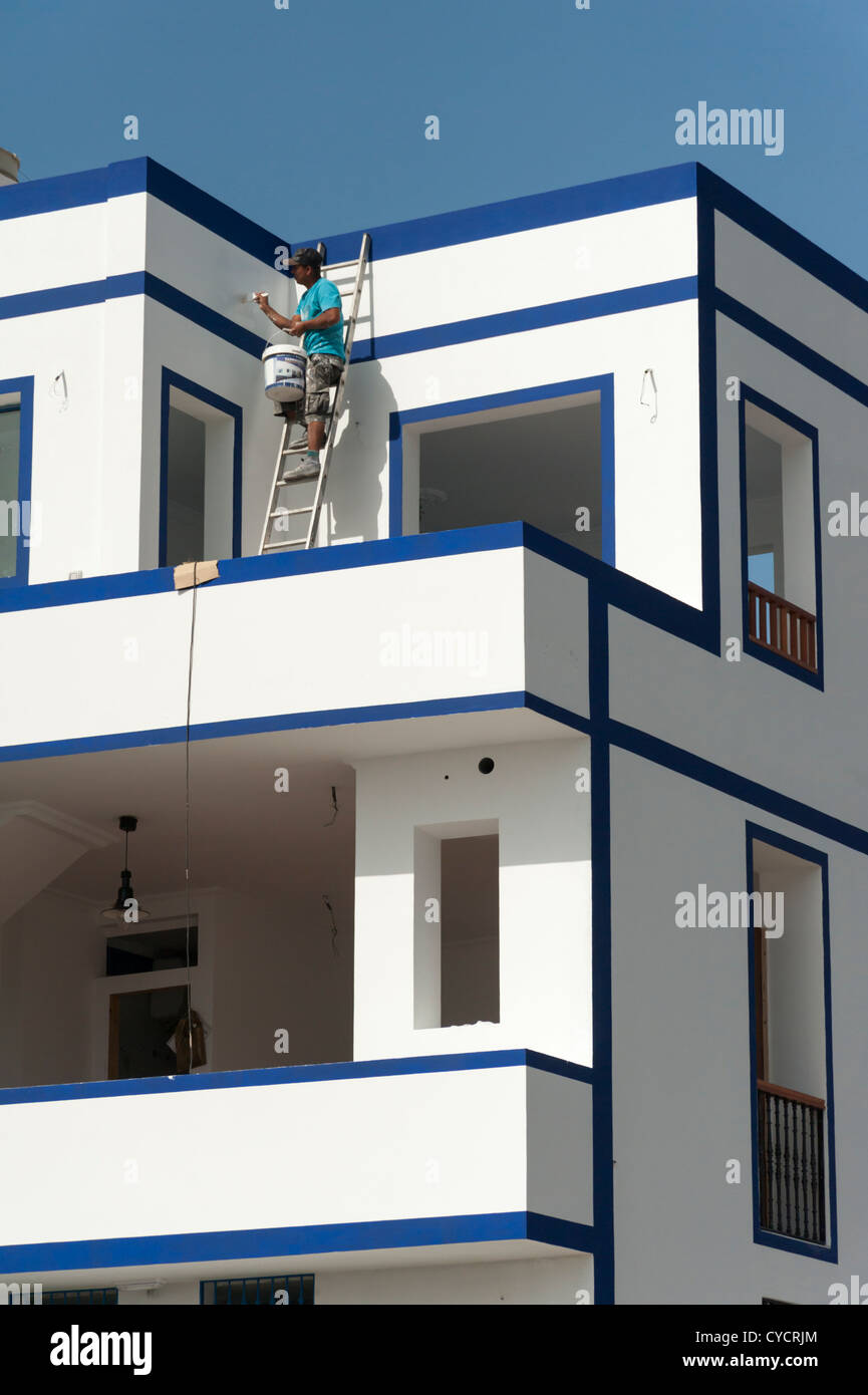 L'uomo pittura tradizionale blu e pitturato di bianco edifici a Puerto de las Nieves Gran Canaria Isole Canarie Spagna Foto Stock