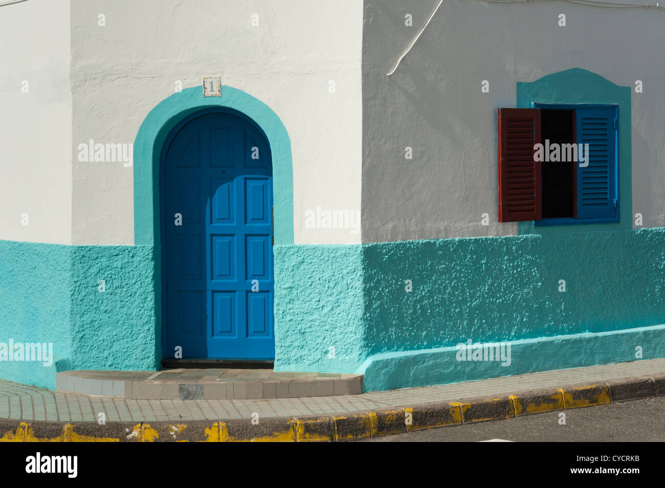 Tradizionali colori bianco e blu dipinto di edifici a Puerto de las Nieves Gran Canaria Isole Canarie Spagna Foto Stock