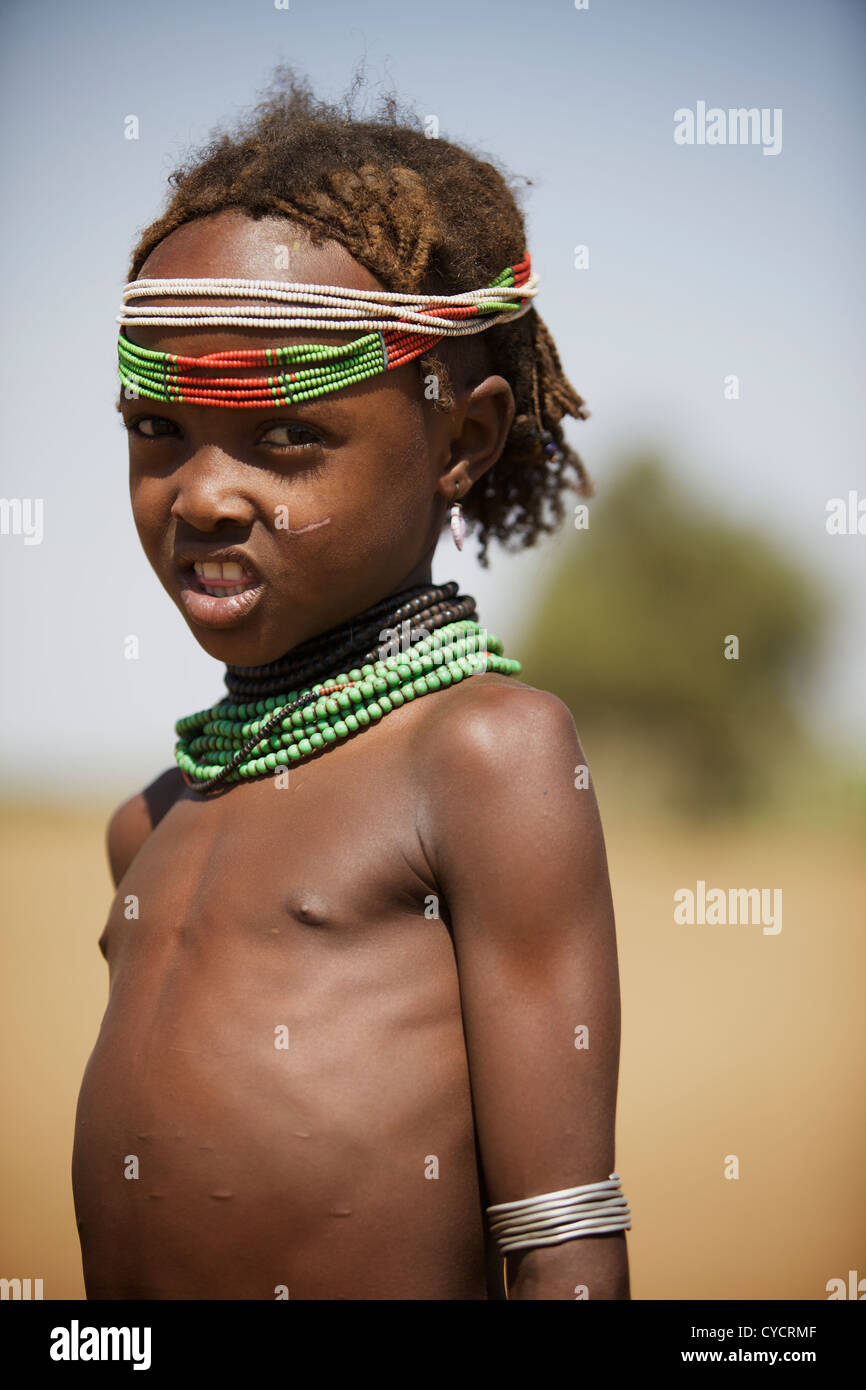 Poco ragazza timida dal Bumi tribù in Etiopia. Foto Stock