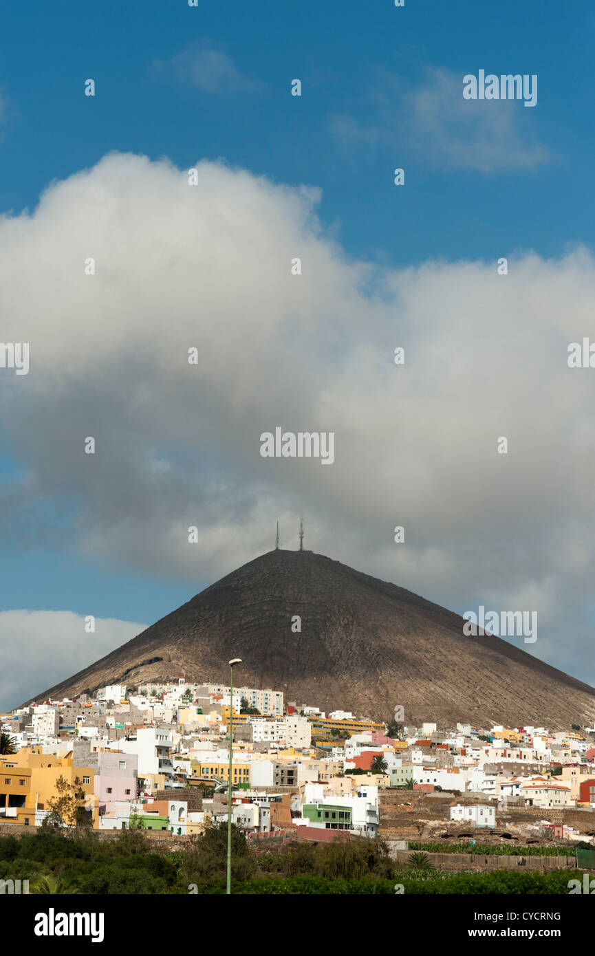 La città di Galdar Gran Canaria Isole Canarie Spagna clustered attorno alla base di un vulcano Pico de Galdar Foto Stock