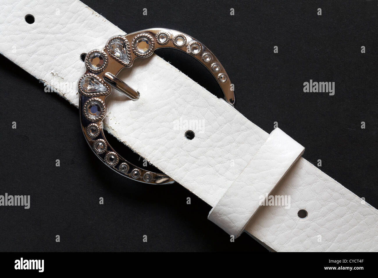 Cintura Bianca con fibbia spumanti impostato su nero Foto Stock