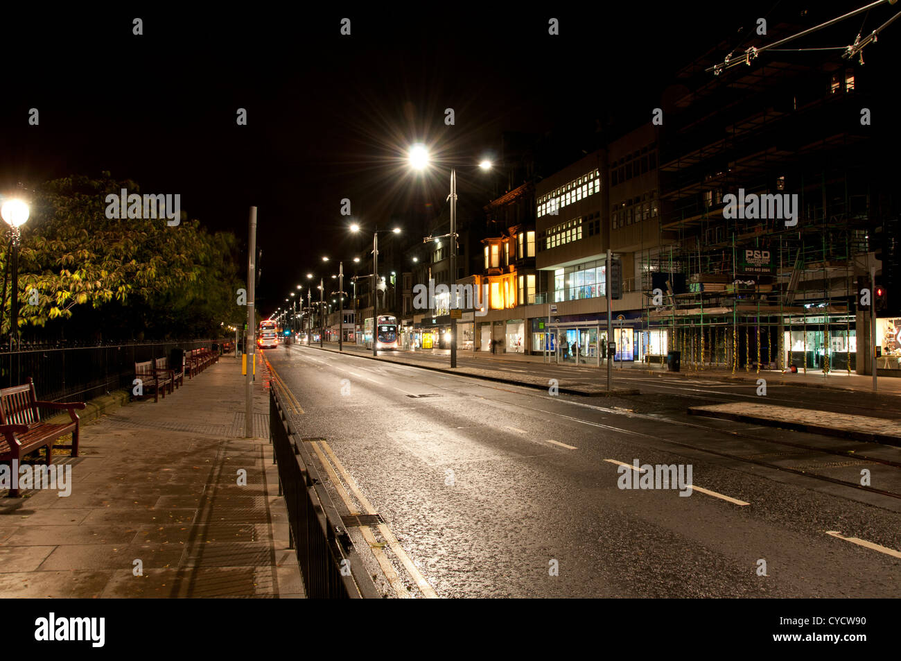 Princess Street a notte in Edinburgh Foto Stock