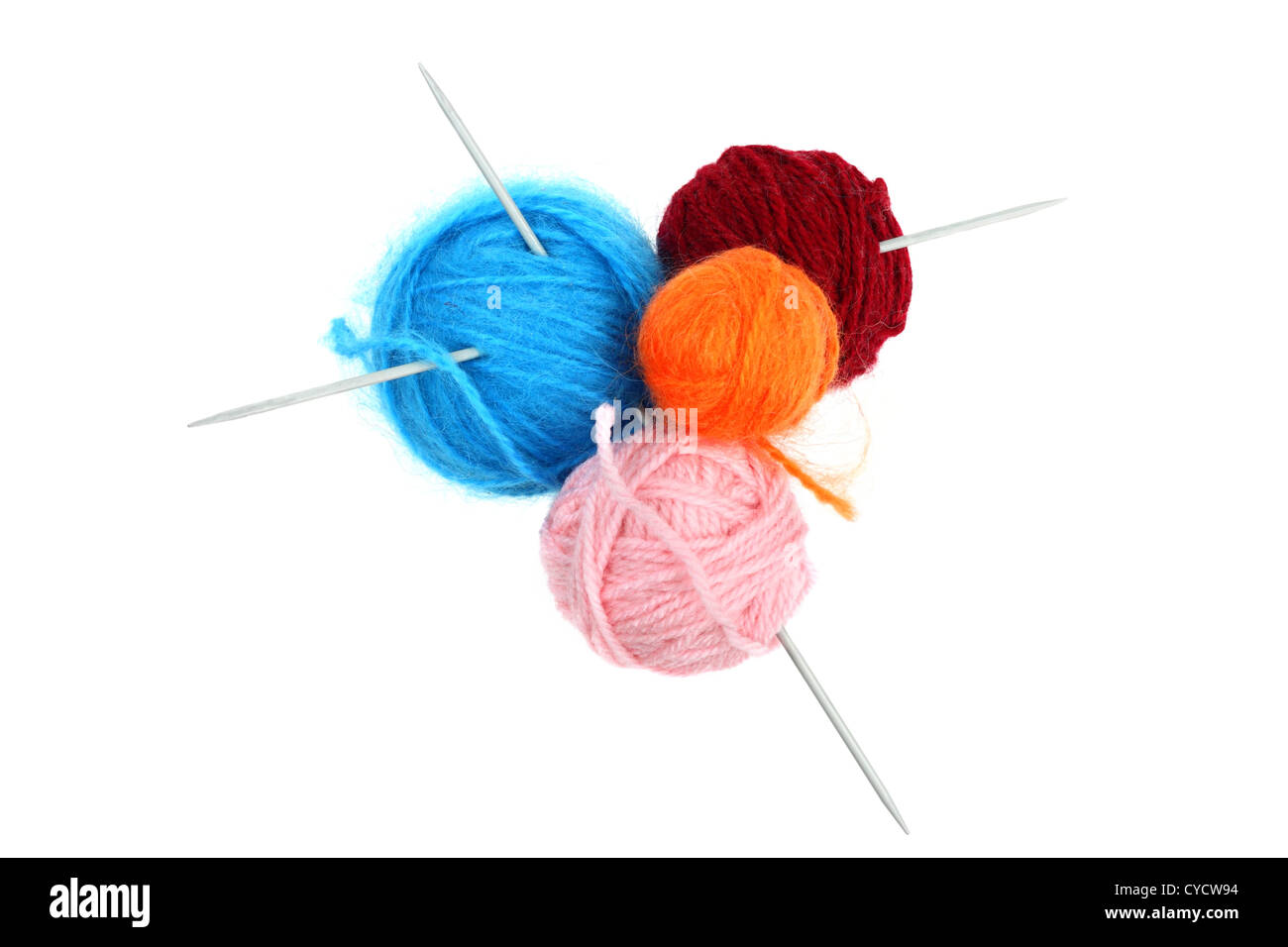 Palle colorate di filati di lana con aghi da maglia isolato su bianco Foto Stock