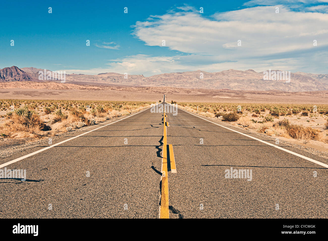 Strada che corre attraverso la Valle della Morte, CALIFORNIA, STATI UNITI D'AMERICA Foto Stock