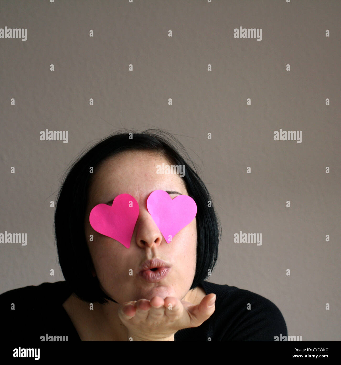 Amare,rosa bicchieri,soffiare un bacio Foto Stock