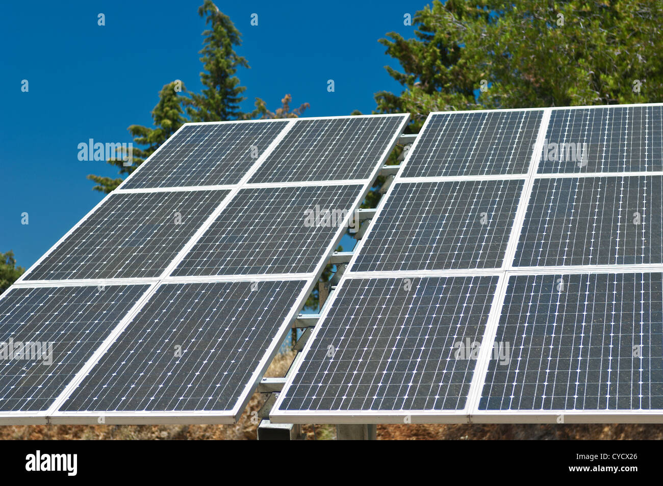 Fotovoltaico pannelli di silicio con inclinato unico asse via sistema in una piccola centrale solare, Portogallo Foto Stock