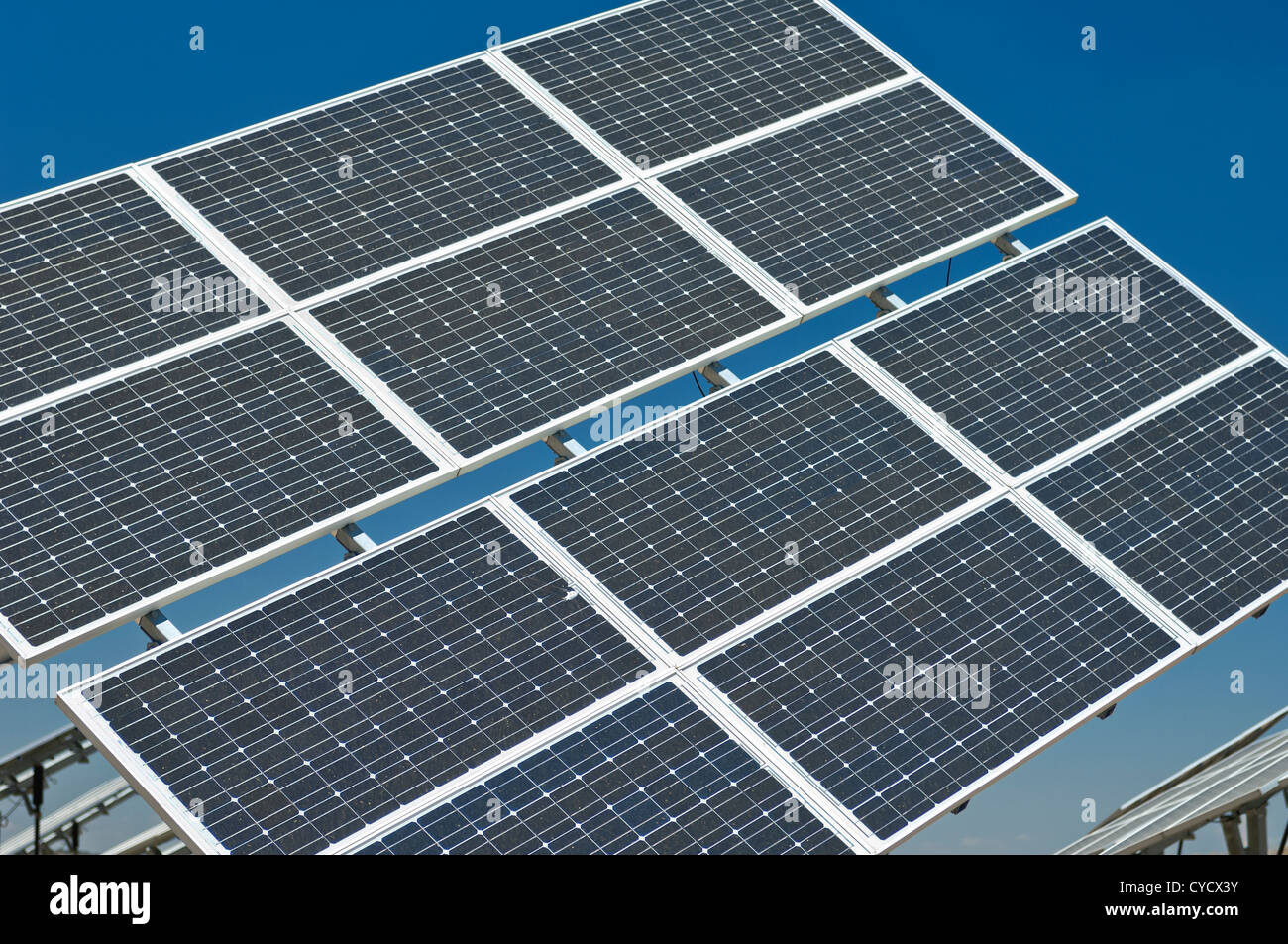 Fotovoltaico pannelli di silicio con inclinato unico asse via sistema in una piccola centrale solare, Portogallo Foto Stock