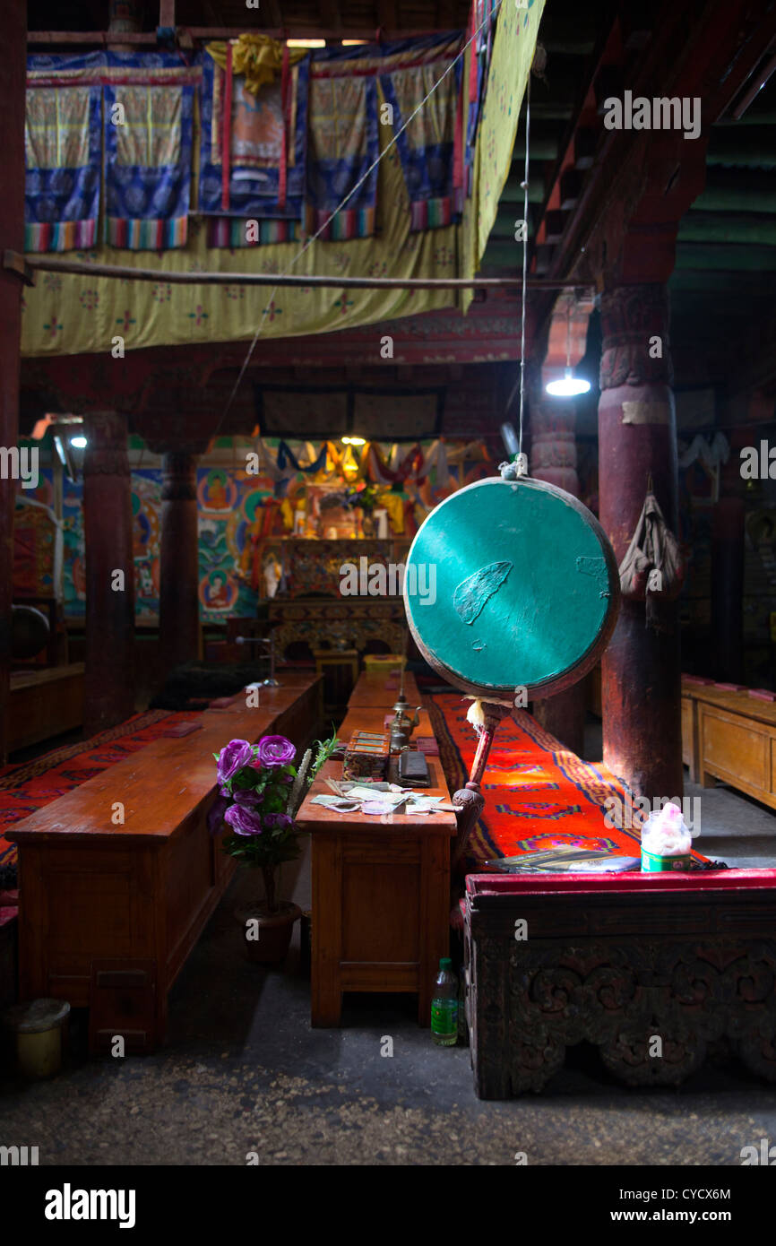 Un interno di una sala di preghiera nel monastero Hemis Foto Stock